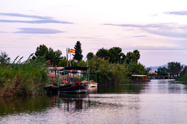 Barcos de pesca amarrados en el embarcadero de un pueblo en la laguna valenciana