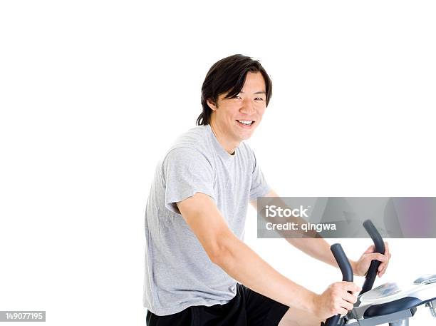 Foto de Asiático Homem Em Bicicleta Ergométrica No Trabalho Roupas e mais fotos de stock de 20 Anos