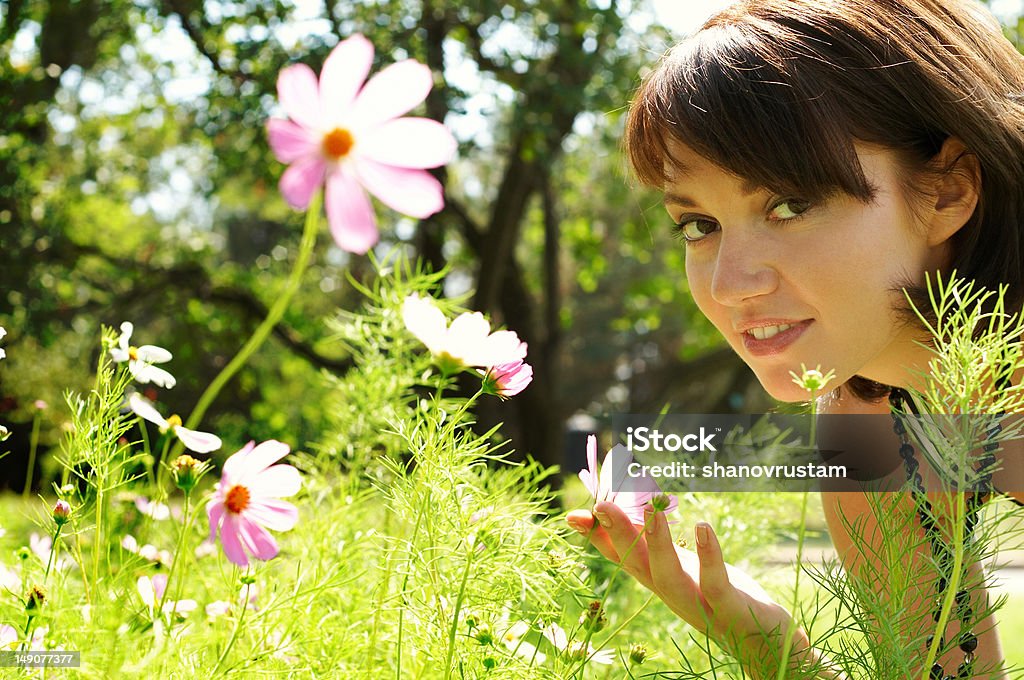 Schöne Frau in der Wiese - Lizenzfrei Attraktive Frau Stock-Foto