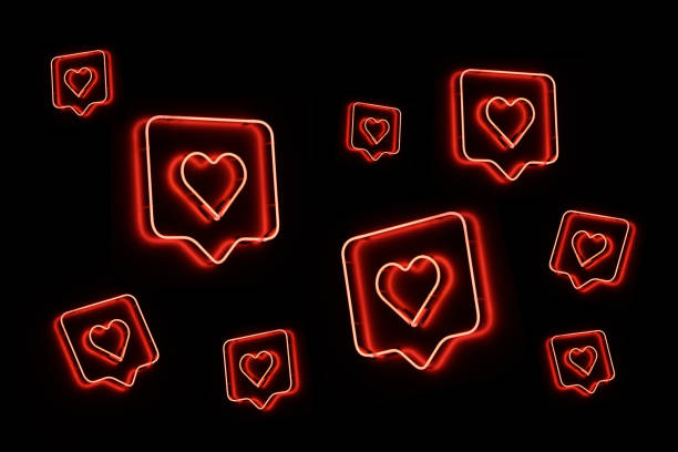 Forme di cuore al neon su priorità bassa nera - foto stock