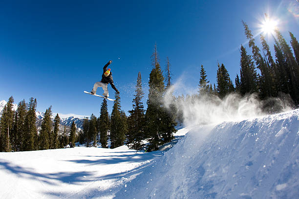 snowboarder pulando - foto de acervo