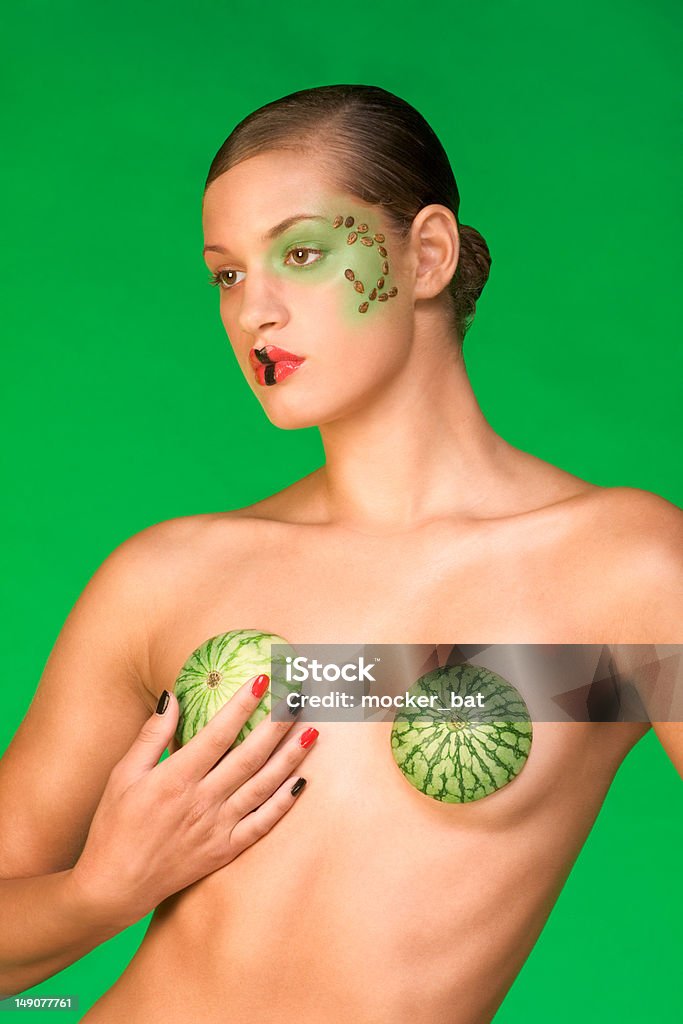 Melancia beleza mulher usando sutiã e exóticos incomum de maquiagem - Foto de stock de 18-19 Anos royalty-free
