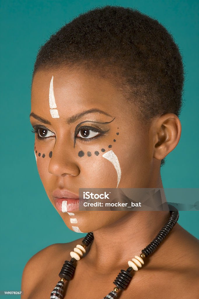 Mulher Afro-americana nativa no facepaint tribal - Foto de stock de 20 Anos royalty-free