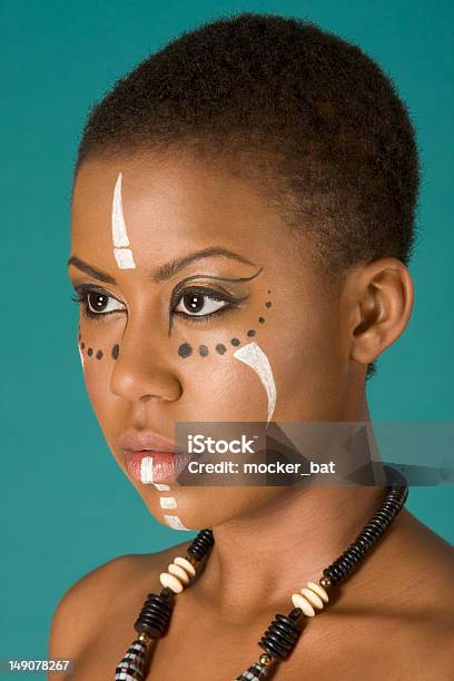Foto de Mulher Afroamericana Nativa No Facepaint Tribal e mais fotos de stock de 20 Anos - 20 Anos, 20-24 Anos, Adulto