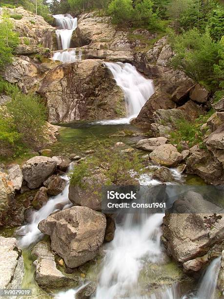 Cascada Foto de stock y más banco de imágenes de Agua descendente - Agua descendente, Aire libre, Arbusto