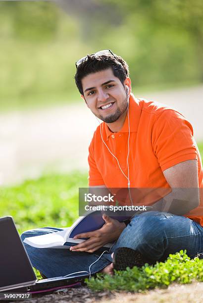 Etnico Studenti Studiare Allaperto - Fotografie stock e altre immagini di Studente - Studente, Pakistano, Cuffia - Attrezzatura per la musica