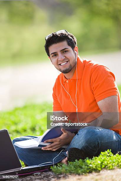 Etniczne Studentów Na Zewnątrz Studiować - zdjęcia stockowe i więcej obrazów Student - Student, Pakistańczycy, Płeć męska