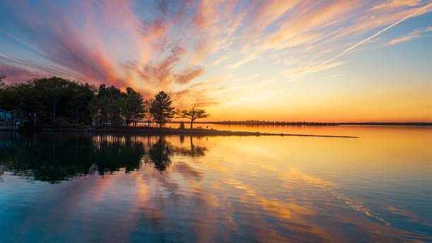 детройт пойнт пастель закат - coral water sunset usa стоковые фото и изображения