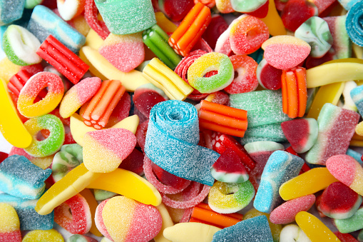 Sabrosos caramelos de gelatina de colores como fondo, vista superior photo