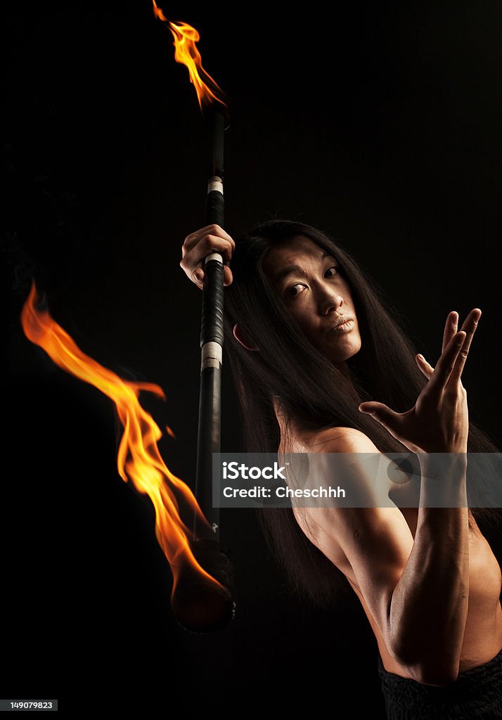 Uomo asiatico con fuoco show - Foto stock royalty-free di Adulto