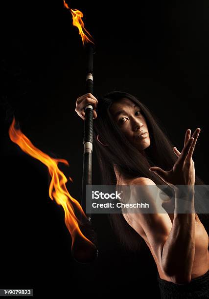 Азиатские Человек С Огнем Шоу — стоковые фотографии и другие картинки Азиатского и индийского происхождения - Азиатского и индийского происхождения, Азия, Бушующее пламя