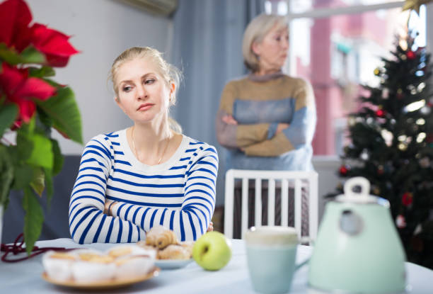 portrait d’une fille adulte offensée chez sa mère âgée - exhortation photos et images de collection