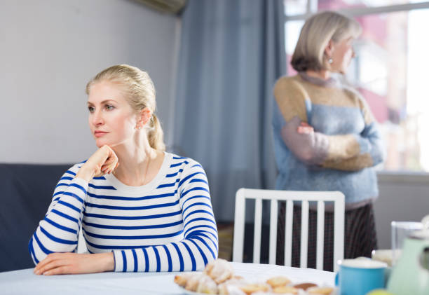 portrait d’une fille adulte offensée chez sa mère âgée - exhortation photos et images de collection