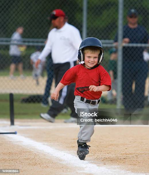 Giocatore Di Baseball In - Fotografie stock e altre immagini di Bambino - Bambino, Baseball, T-ball