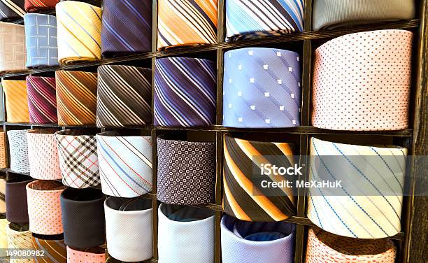 Elegante Neckties Italiana Em Um Empate Suporte - Fotografias de stock e mais imagens de Acessório - Acessório, Acessório para o Pescoço, Adulto