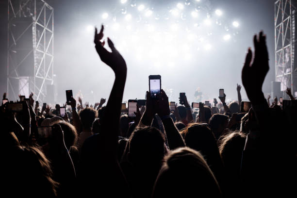 gente con las manos levantadas en un concierto de música. fans en sala de conciertos. - popular music concert stadium rock and roll crowd fotografías e imágenes de stock