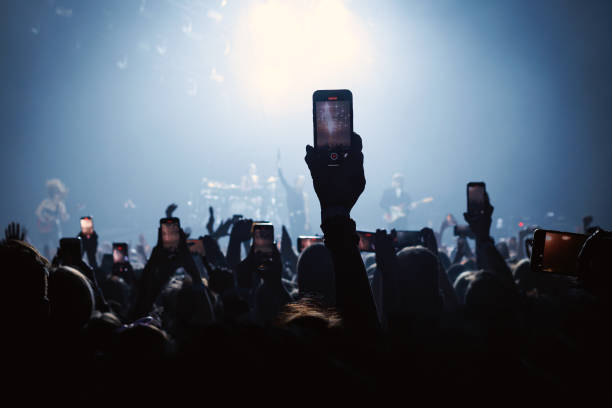 思い出をキャプチャし、ライブコンサートショーでスマートフォン。 - popular music concert crowd music festival spectator ストックフォトと画像