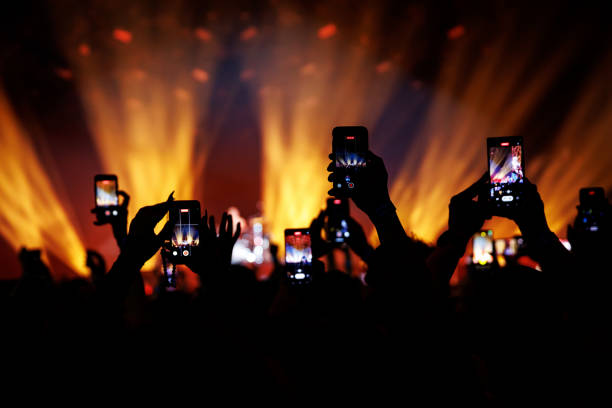 streaming koncertu muzycznego do mediów społecznościowych za pośrednictwem smartfona. - arts or entertainment audio zdjęcia i obrazy z banku zdjęć