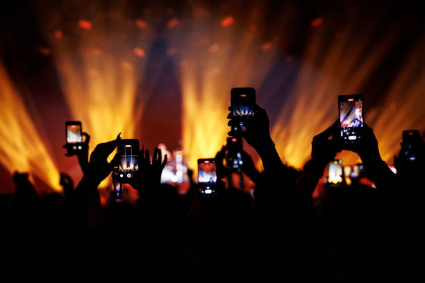 transmissão de um concerto de música para as redes sociais através do smartphone. - arts or entertainment audio - fotografias e filmes do acervo