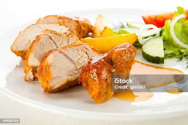 Gegrilltes Huhn Fleisch Und Gemüse Stockfoto und mehr Bilder von Hühnchenbrust - Hühnchenbrust, Studioaufnahme, Brathähnchen