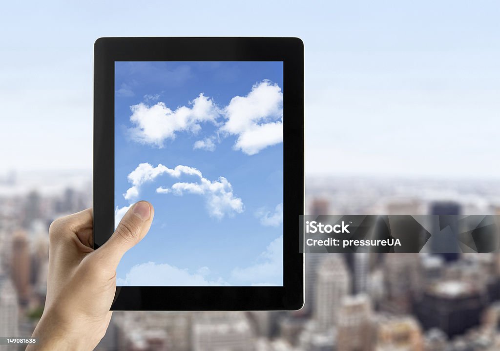Mão segura o Tablet PC com céu na tela - Royalty-free Ao Ar Livre Foto de stock