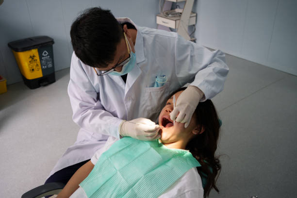 Check oral health of patients