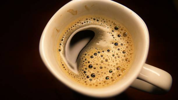 кофейная чашка изолирована. кофейная чашка на столе. белая чашка. пузырьки в кофейной чашке. чашка растворимого кофе. пьют кофе. горячий коф� - snack coffee instant coffee cappuccino стоковые фото и изображения