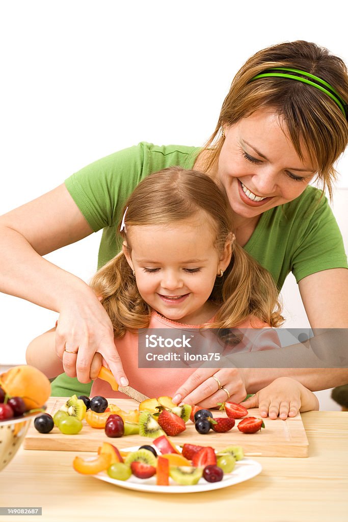 Frau und kleines Mädchen Vorbereitung Obst-Salat - Lizenzfrei Erdbeere Stock-Foto