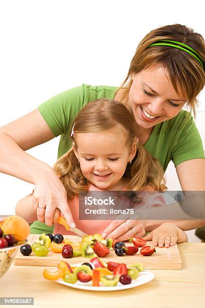 Frau Und Kleines Mädchen Vorbereitung Obstsalat Stockfoto und mehr Bilder von Erdbeere - Erdbeere, Essen - Mund benutzen, Kind