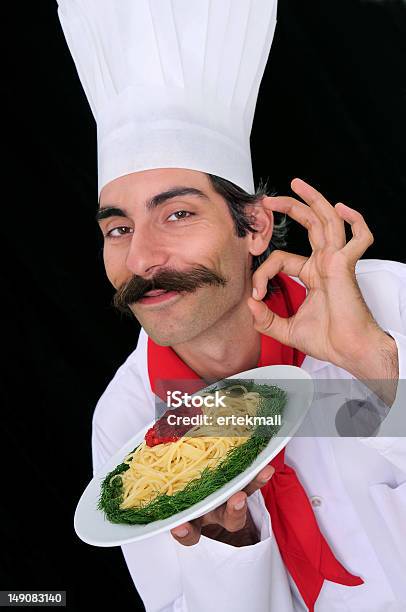 Chef Mostrando La Pasta - Fotografie stock e altre immagini di Cultura italiana - Cultura italiana, Cuoco, Persone