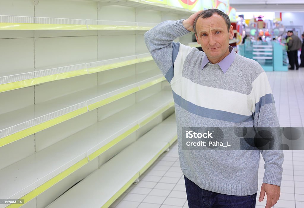 Homem idoso com prateleiras vazias em loja - Foto de stock de Supermercado royalty-free