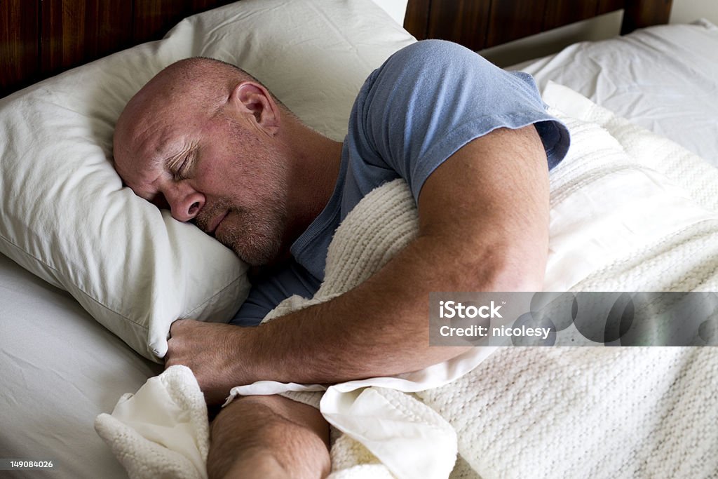 Homem dormindo na cama - Foto de stock de Dormindo royalty-free