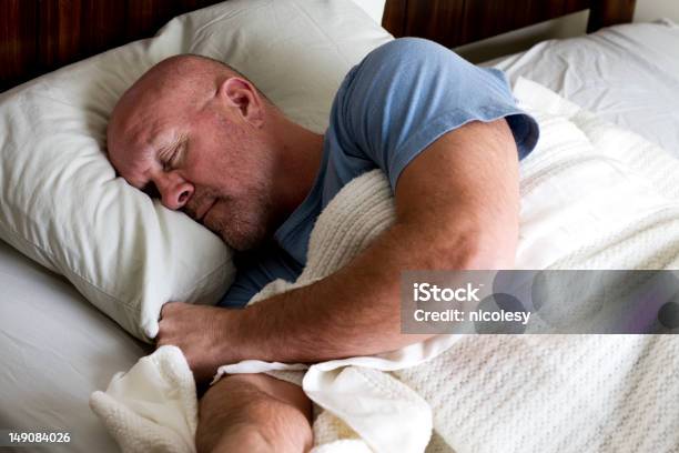 Foto de Homem Dormindo Na Cama e mais fotos de stock de Dormindo - Dormindo, Homens, Gordo