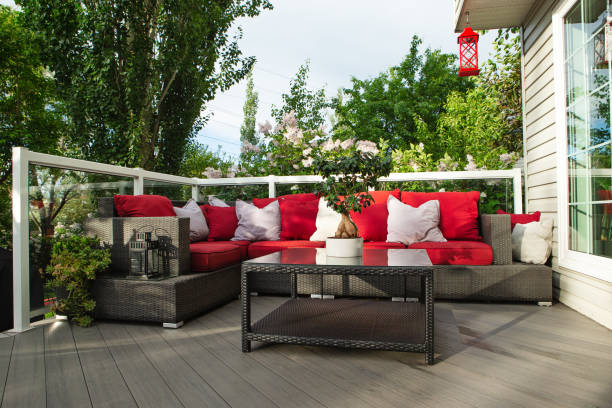 Red Deck patio room Red Wicker furniture with cushions on dark grey outdoor patio deck house railing stock pictures, royalty-free photos & images