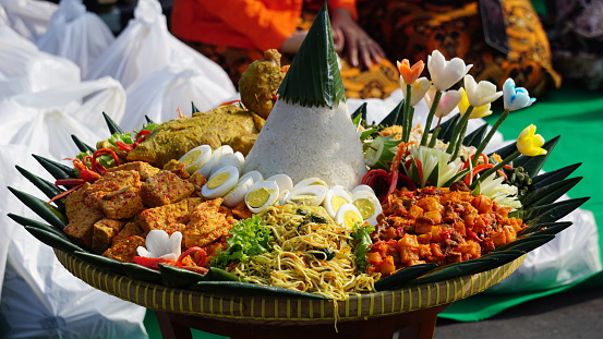 Nasi Tumpeng Disajikan Dengan Urapurap Ayam Goreng Dan Mie Nasi Tumpeng