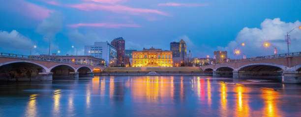 paisaje urbano del horizonte de la ciudad de des moines de iowa y parque público en ee. uu. - iowa des moines bridge night fotografías e imágenes de stock