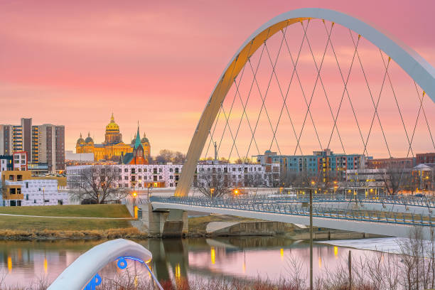 Downtown Des Moines city skyline cityscape of Iowa and public park in USA Downtown Des Moines city skyline cityscape of Iowa and public park in USA at sunset des moines iowa stock pictures, royalty-free photos & images