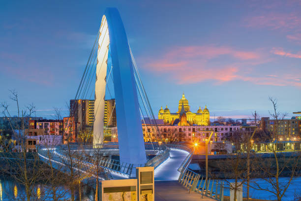 paisaje urbano del horizonte de la ciudad de des moines de iowa y parque público en ee. uu. - iowa des moines bridge night fotografías e imágenes de stock