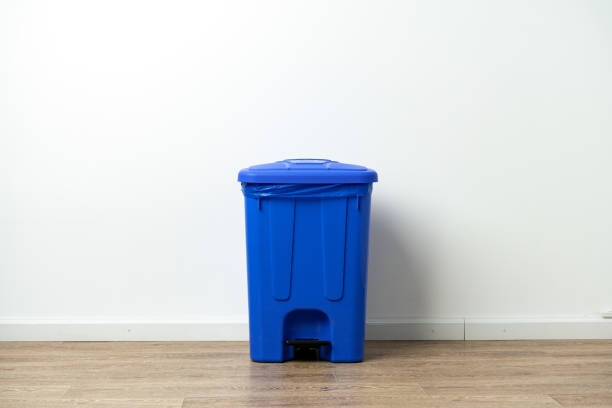 istock Plastic waste bin with a lid in the room 1490877724