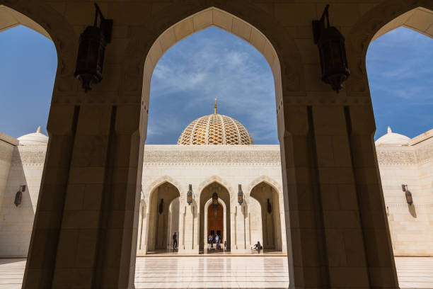 square in sultan qaboos grand mosque in muscat, oman - sultan qaboos mosque imagens e fotografias de stock