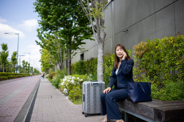 도시에서 전화로 이야기하고, 벤치에 앉아 출장을 가는 사업가 - service tokyo prefecture japan space 뉴스 사진 이미지