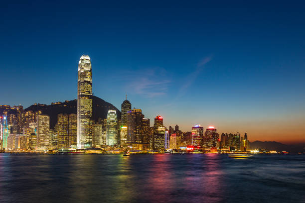 vista notturna del victoria harbour di hong kong e dell'isola di hong kong - kowloon bay foto e immagini stock