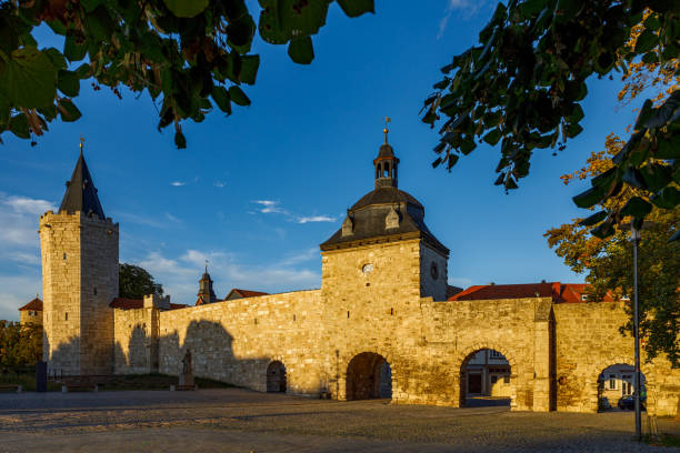 городская стена мюльхаузена в тюрингии - mühlhausen стоковые фото и изображения