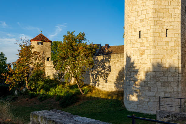 le mura della città di muehlhausen in turingia - mühlhausen foto e immagini stock