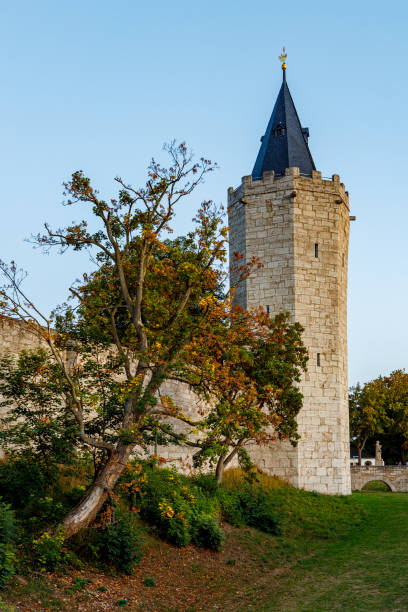 городская стена мюльхаузена в тюрингии - mühlhausen стоковые фото и изображения