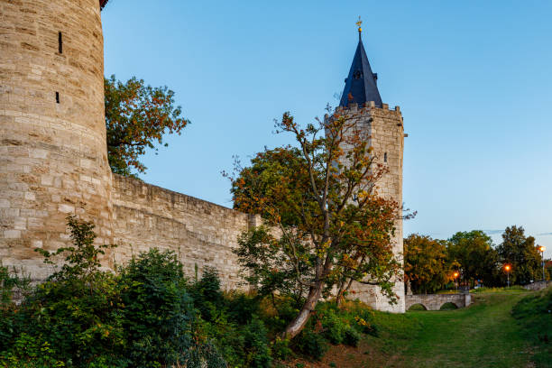 городская стена мюльхаузена в тюрингии - mühlhausen стоковые фото и изображения