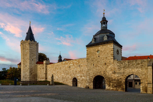 le mura della città di muehlhausen in turingia - mühlhausen foto e immagini stock