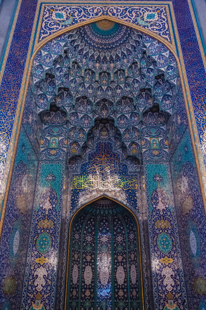grande moschea di mihrab del sultano qaboos a muscat, oman - moschea sultan qaboos foto e immagini stock