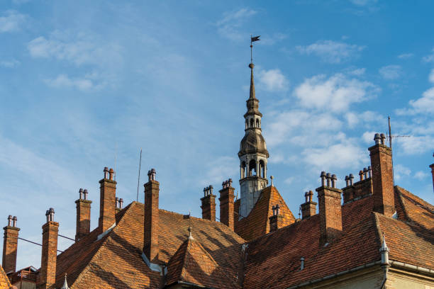 detalhe de um edifício antigo com uma grande torre com palhetas no telhado em um dia ensolarado em um fundo de céu azul. ucrânia ocidental - west old house decor - fotografias e filmes do acervo