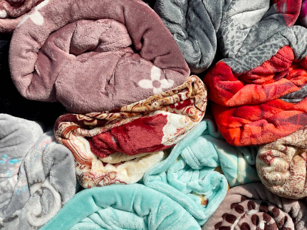 coperte colorate in una vetrina - bedding merchandise market textile foto e immagini stock